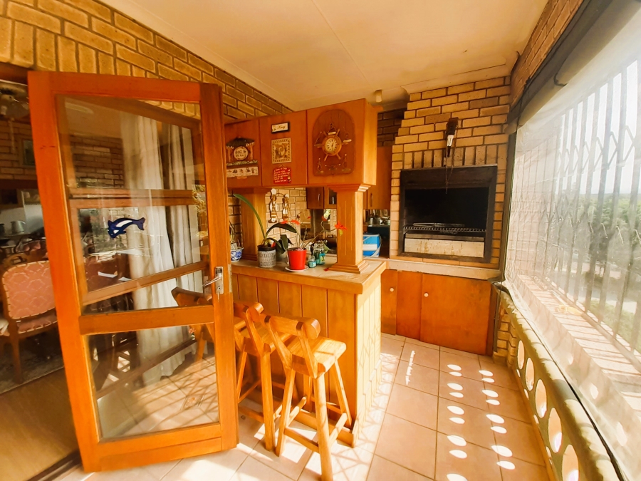 6 Bedroom Property for Sale in Paradise Beach Eastern Cape
